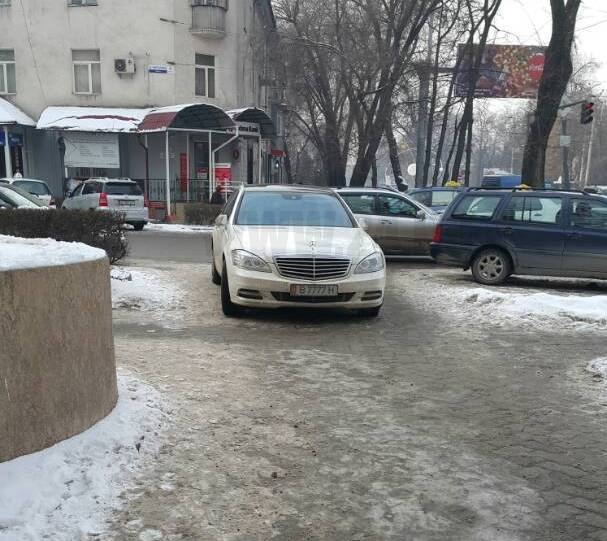 Перекресток проспекта Чуй и улицы Уметалиева