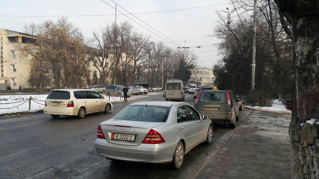 Остановка возле Юракадемии
