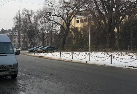 Возле Юракадемии