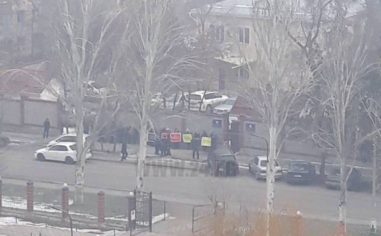 Родственники Эльдара Туткучева вышли на акцию протеста