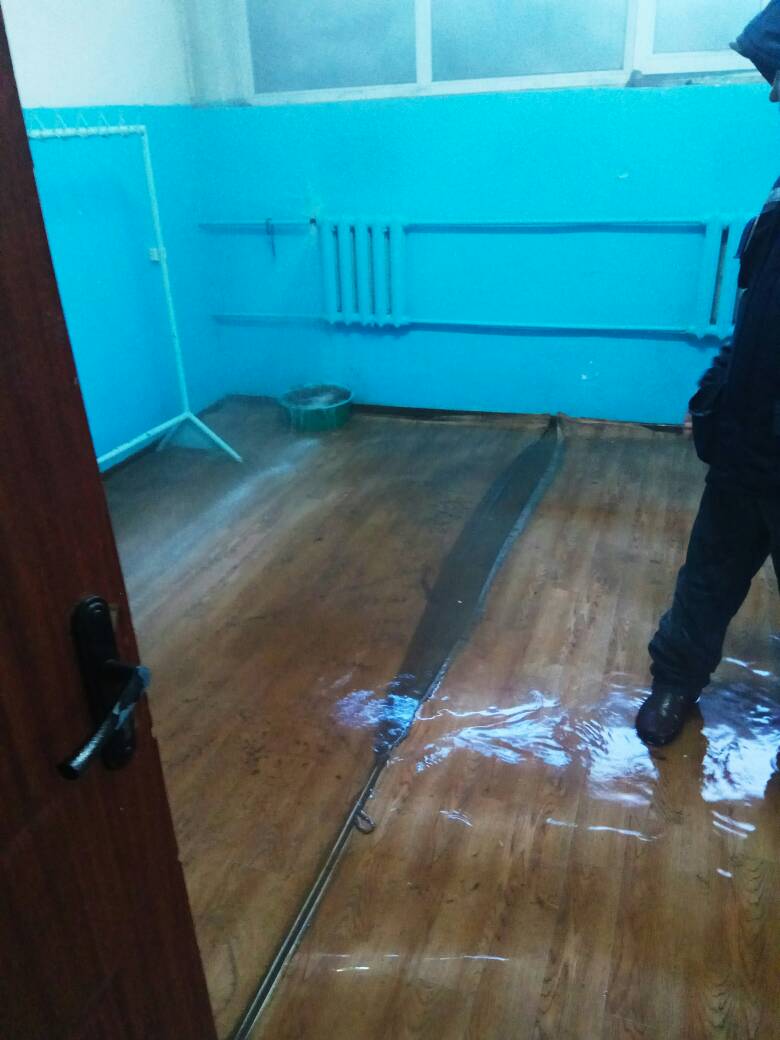 Вода из батареи залила полы в здании училища, 2018 год