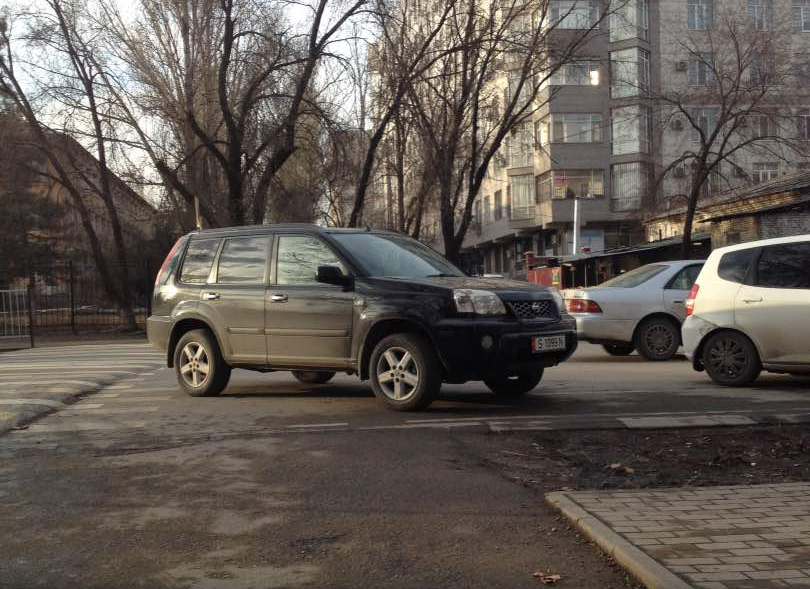 Автомашина «Ниссан» (S1099N) перегородила выезд с улицы Усенбаева на Токтогула