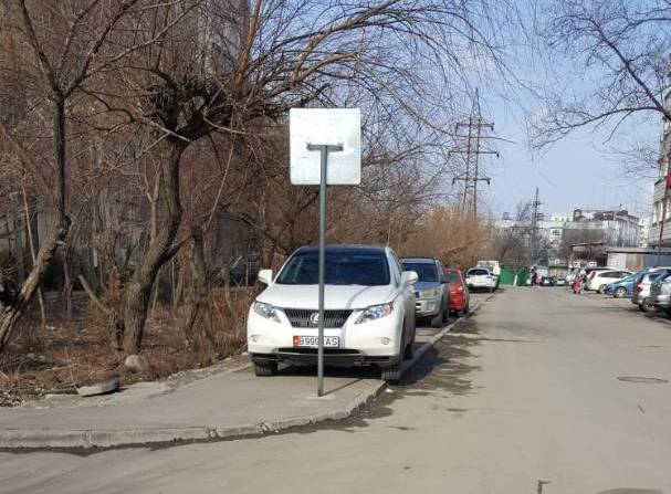 Тротуар в 7-м микрорайоне возле дома №48