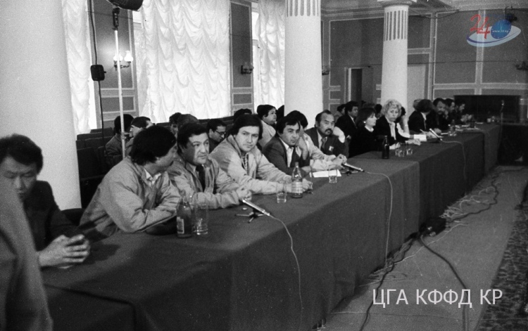 ЦГА КФФД КР. Торжественное собрание по случаю празднования Нооруза, 1989 год
