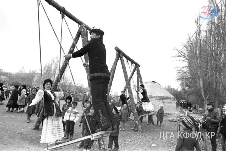 ЦГА КФФД КР. Народные гуляния на Нооруз в Чолпон-Ате, 1990 год