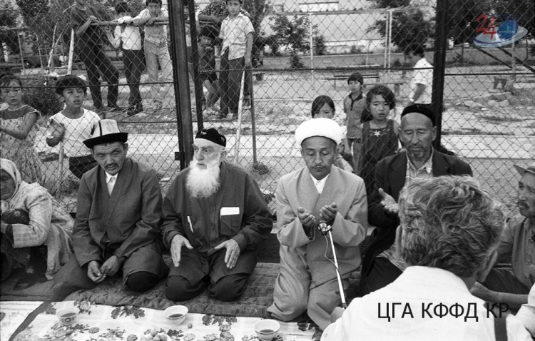 ЦГА КФФД КР. Жители Оша на праздновании весеннего праздника Нооруз, 1990 год