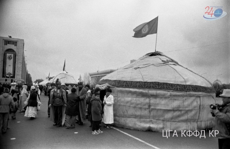 Празднование Нооруза на площади Ала-Тоо, 1997 год