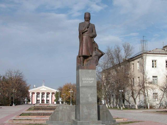 Памятник Шабдан Баатыру в Бишкеке