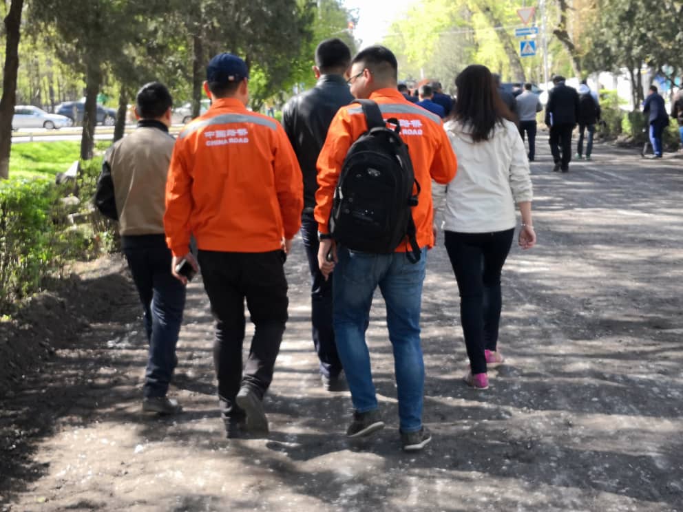 Мэр Бишкека и журналисты проверяют качество ремонта дорог