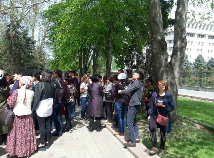 Митинг торговцев, пострадавших при пожаре на Ошском рынке в Бишкеке