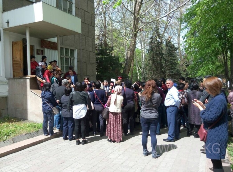 Митинг торговцев, пострадавших при пожаре на Ошском рынке в Бишкеке