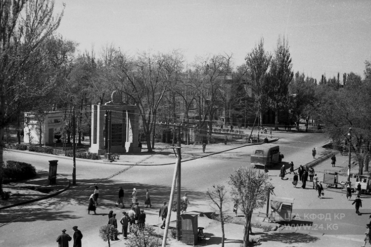Пересечение улиц Дзержинского и Сталина у кинотеатра «Ала-Тоо», 1950 год