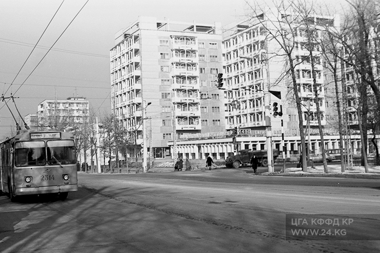 Жилые дома на пересечении улиц Советской и Боконбаева, 1984 год