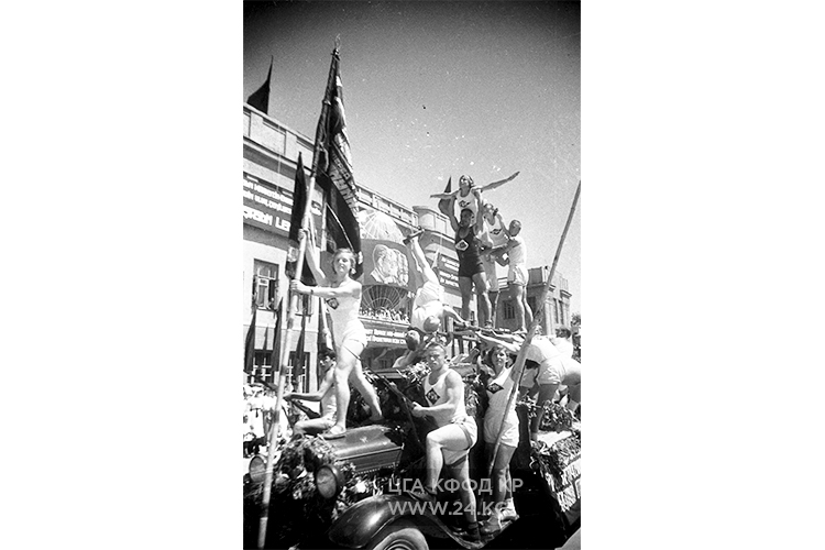 Спортивное общество «Учитель» на демонстрации, 1940 год