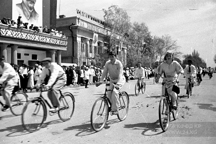 Велосипедисты на демонстрации, 1946 год
