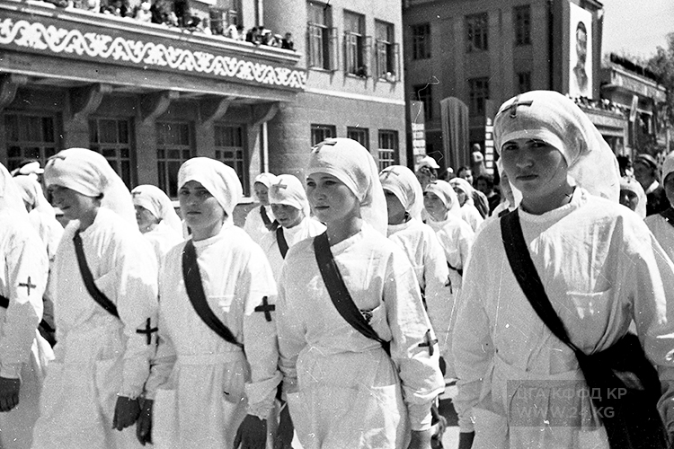Колонна медсестер, 1946 год