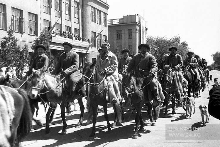 У Дома правительства, 1950 год
