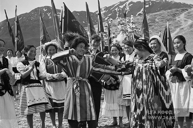 Народные гуляния в Нарыне, 1966 год
