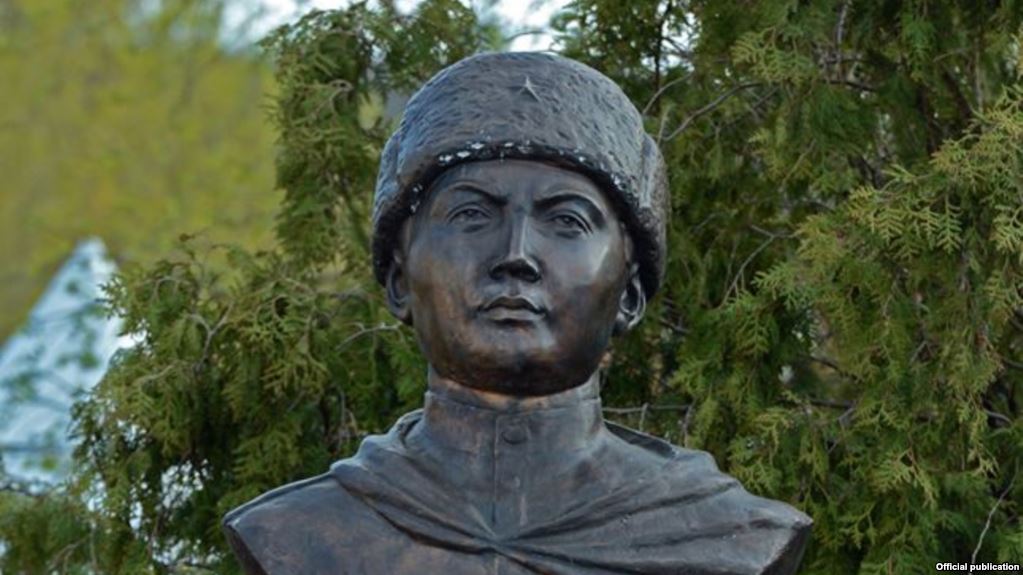 Бюст Дуйшенкула Шопокова в Волоколамске
