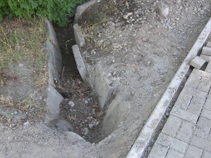 Не восстановлен арык между домами и тротуаром