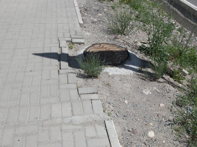 Некачественно уложена тротуарная плитка