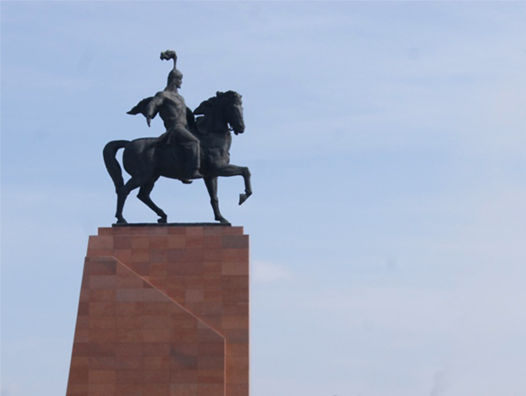Памятник Манасу на центральной площади Бишкека Ала-Тоо