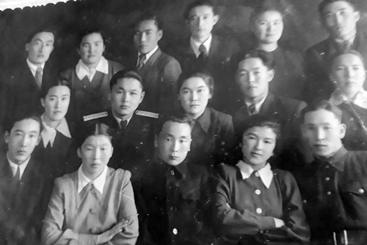 Кыргызская интеллигенция начала 60-х годов ХХ в. В форме - прокурор Карпек Курманов