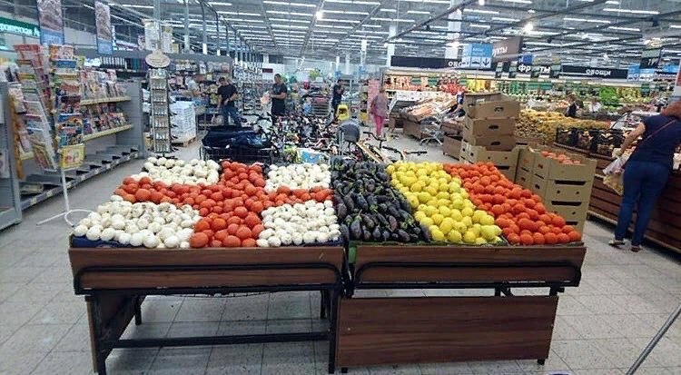 Сотрудники магазина выложили из овощей и фруктов флаги