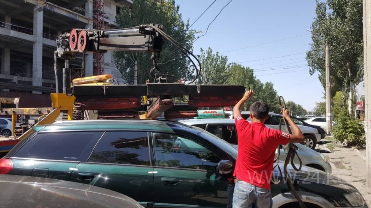 Эвакуация неправильно припаркованной машины. Июль 2018 года