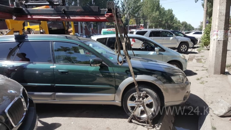 Эвакуация неправильно припаркованной машины. Июль 2018 года