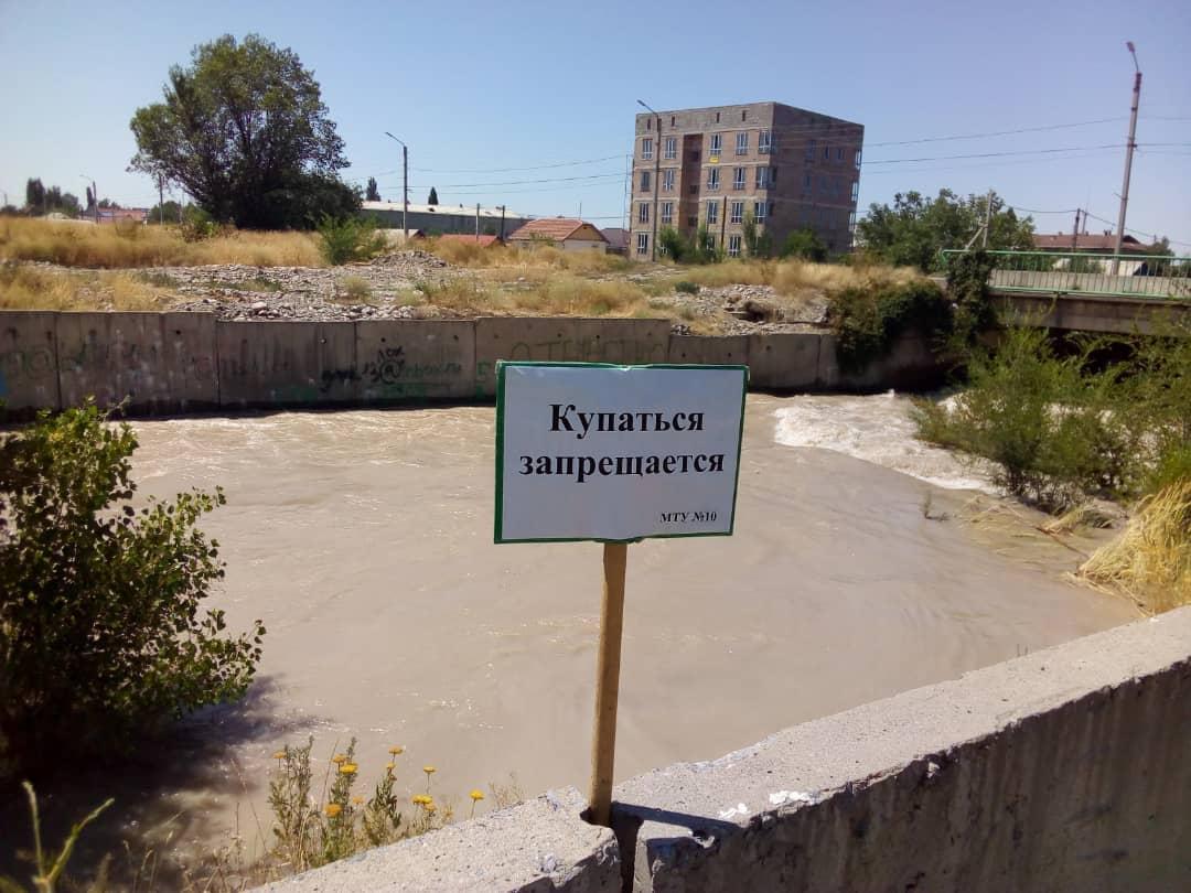 Возле водоемов установили предупреждающие таблички