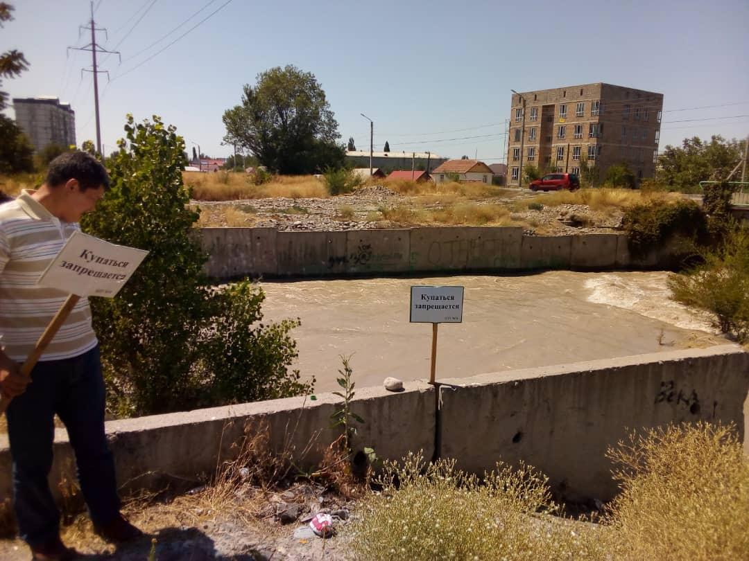 Возле водоемов установили предупреждающие таблички