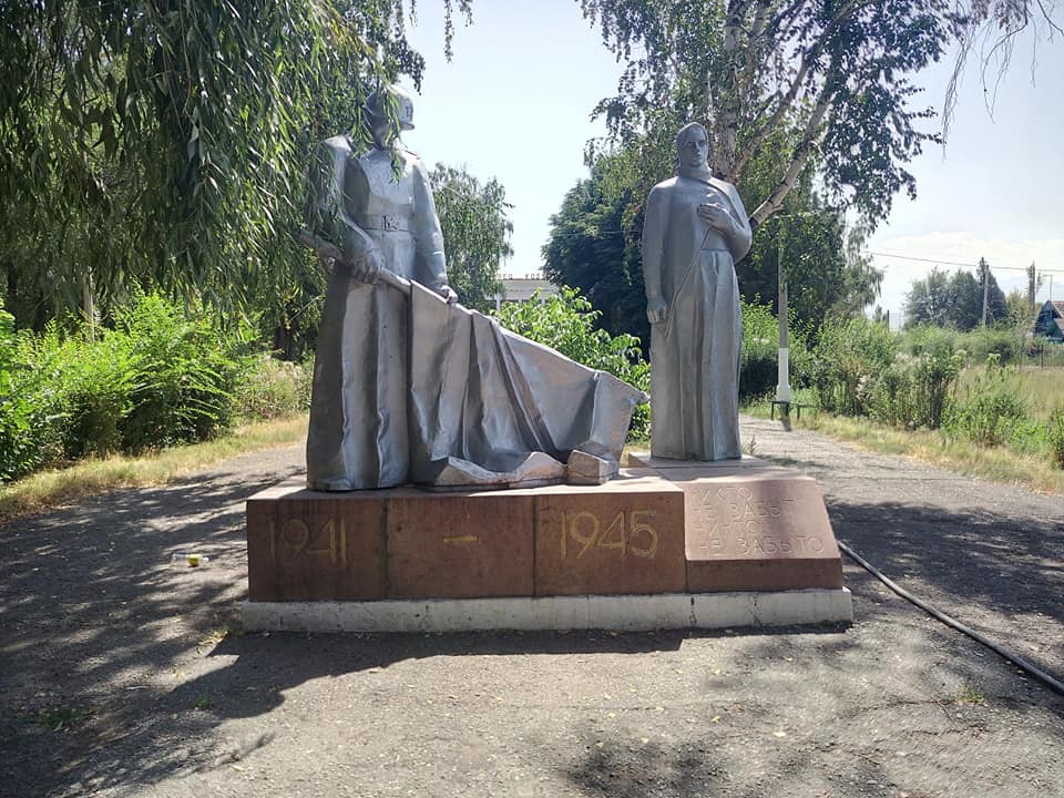 Мемориал павшим воинам, с. Садовое, август 2018