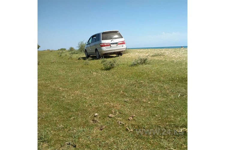 В селе Чырпыкты Иссык-Кульской области машины стали массово заезжать на пляж