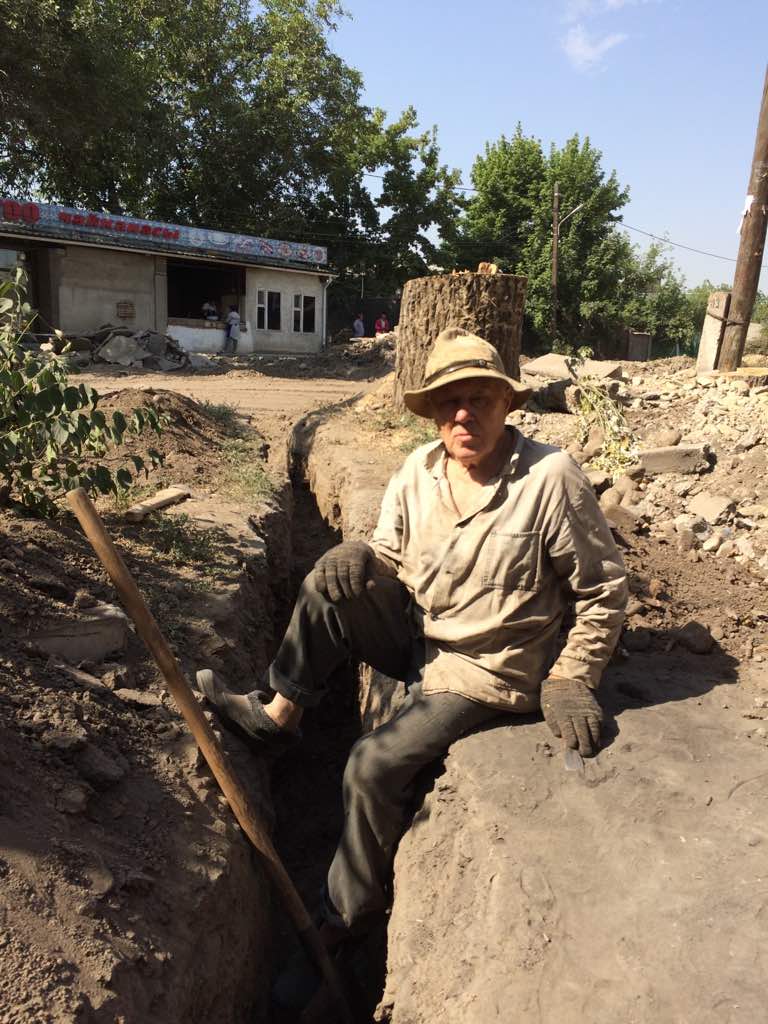 Иван Степанович сам копает траншею, чтобы заменить водопроводную трубу
