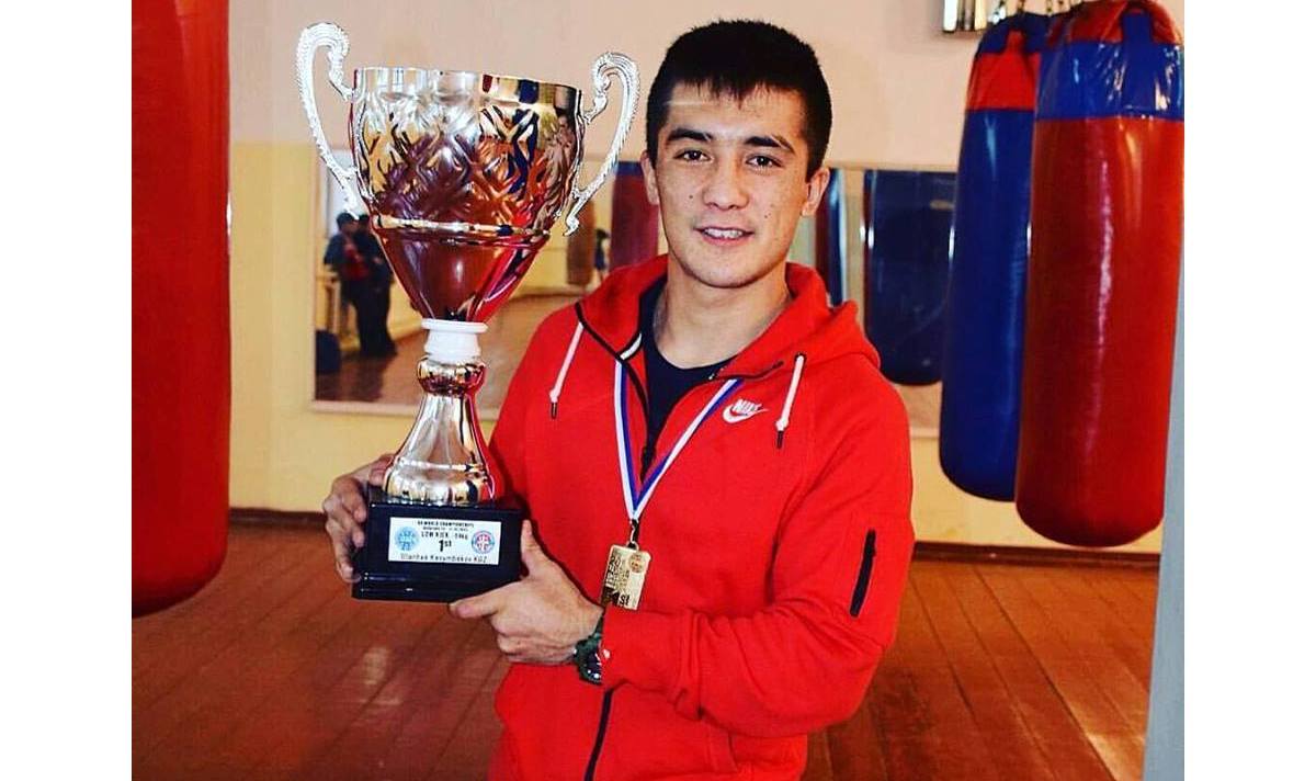 из архива У.Касымбекова. С кубком чемпиона мира