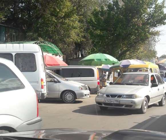 Стихийный рынок на улице Орозбекова