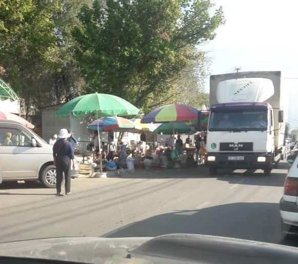 Стихийный рынок на улице Орозбекова