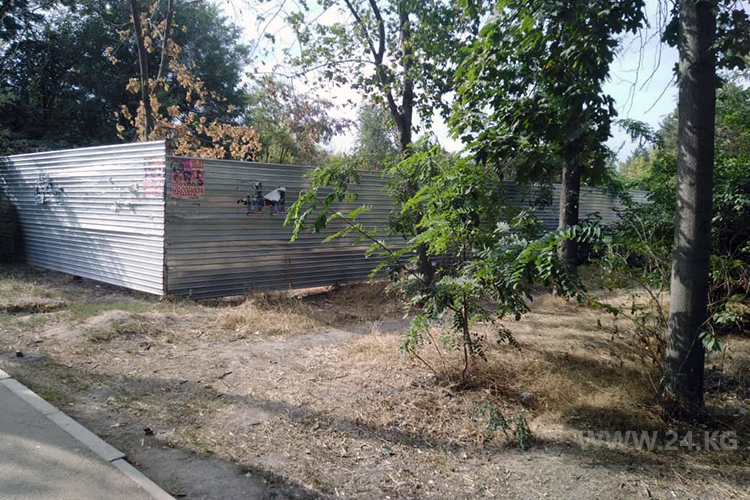 В парке еще сохранились металлические заборы