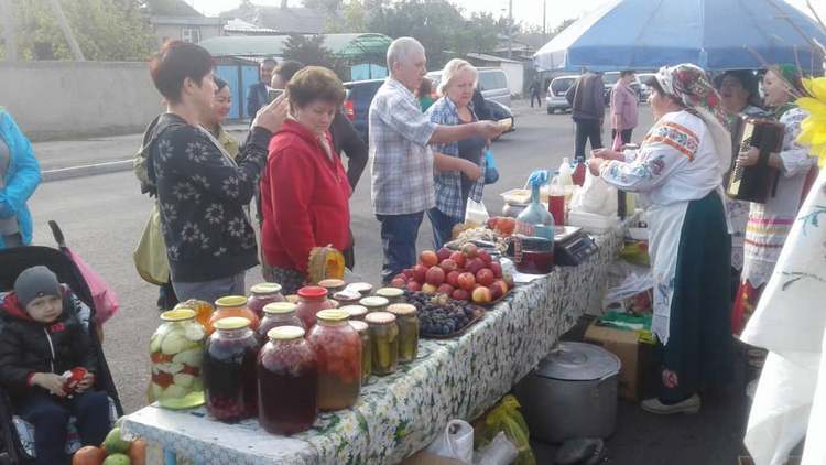 Крестьяне предлагают горожанам на пробу соленья