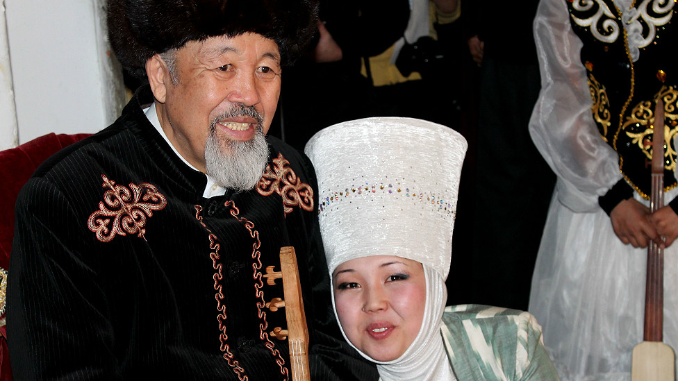 комузчу Нурак Абдырахманов кызы менен