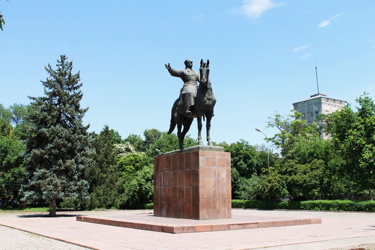 Памятник Михаилу Фрунзе в Бишкеке