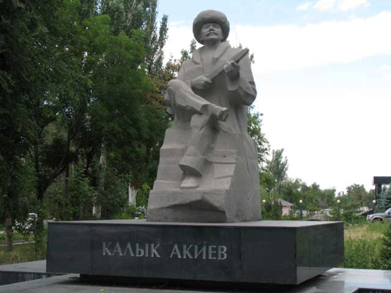 Памятник Калыку Акиеву в Бишкеке