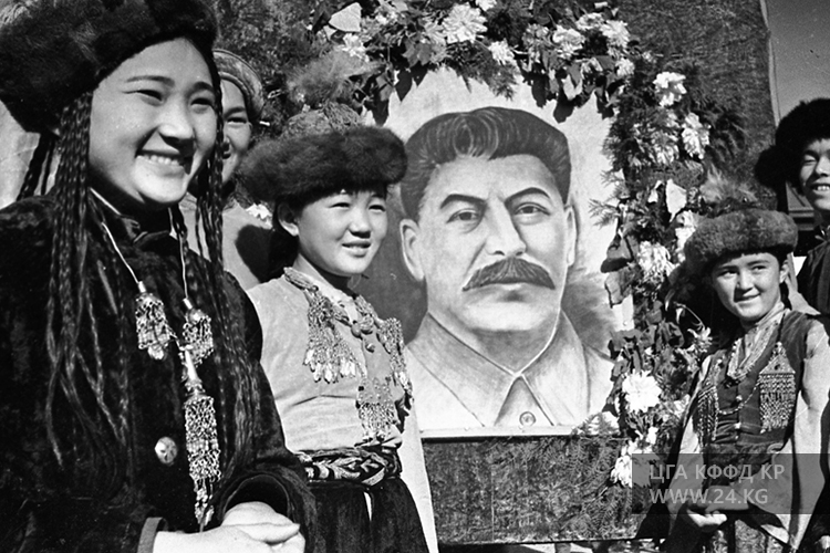 Дочь Токтогула на демонстрации 23-й годовщины Великой Октябрьской революции, 1940 год