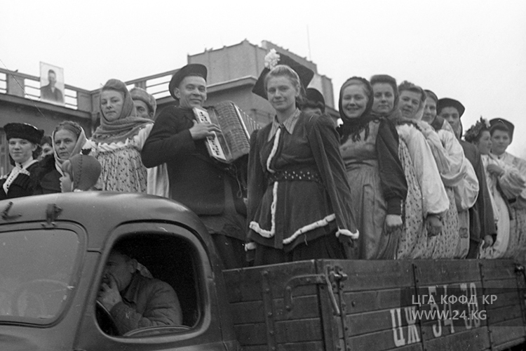 Демонстрация в честь Великой Октябрьской революции, 1950 год