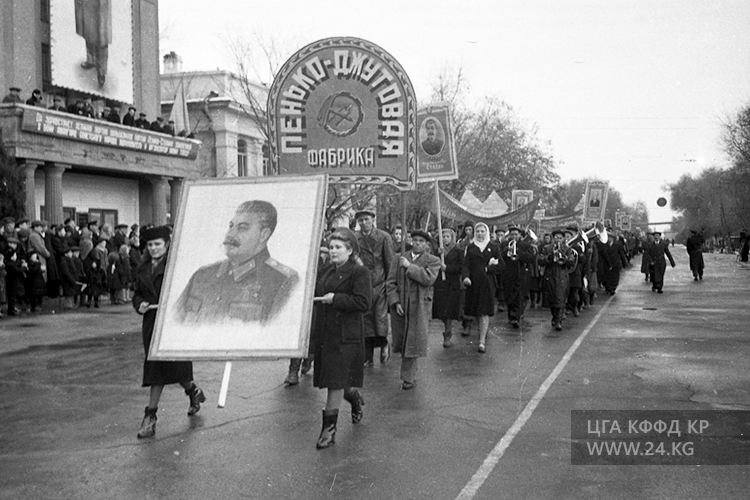 Демонстрация в честь Великой Октябрьской революции, 1950 год