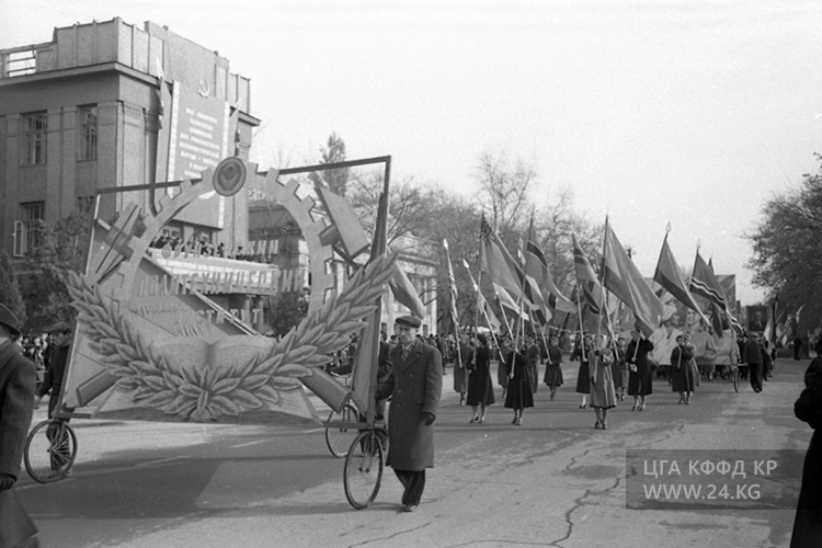Демонстрация в честь Великой Октябрьской революции, 1957 год