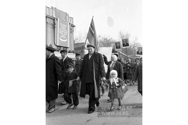 Демонстрация в честь Великой Октябрьской революции, 1957 год