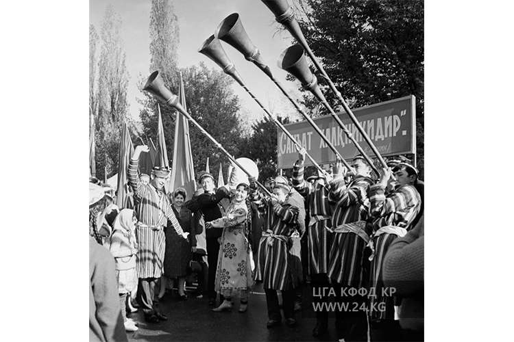 Демонстрация в честь Великой Октябрьской революции в Оше, 1972 год