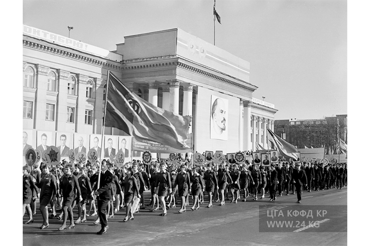 Демонстрация в честь Великой Октябрьской революции, 1969 год